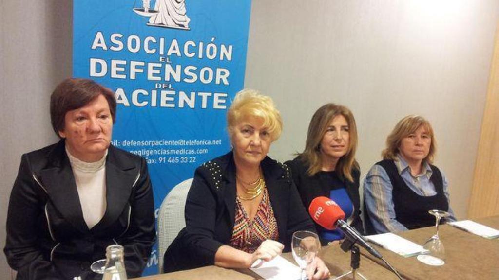 Carmen Flores (c), presidenta de la Asociación del Defensor del Paciente.