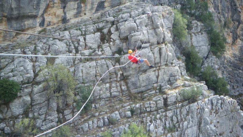 La vía ferrata de Montejaque dispone de una tirolina para solventar el vacío.