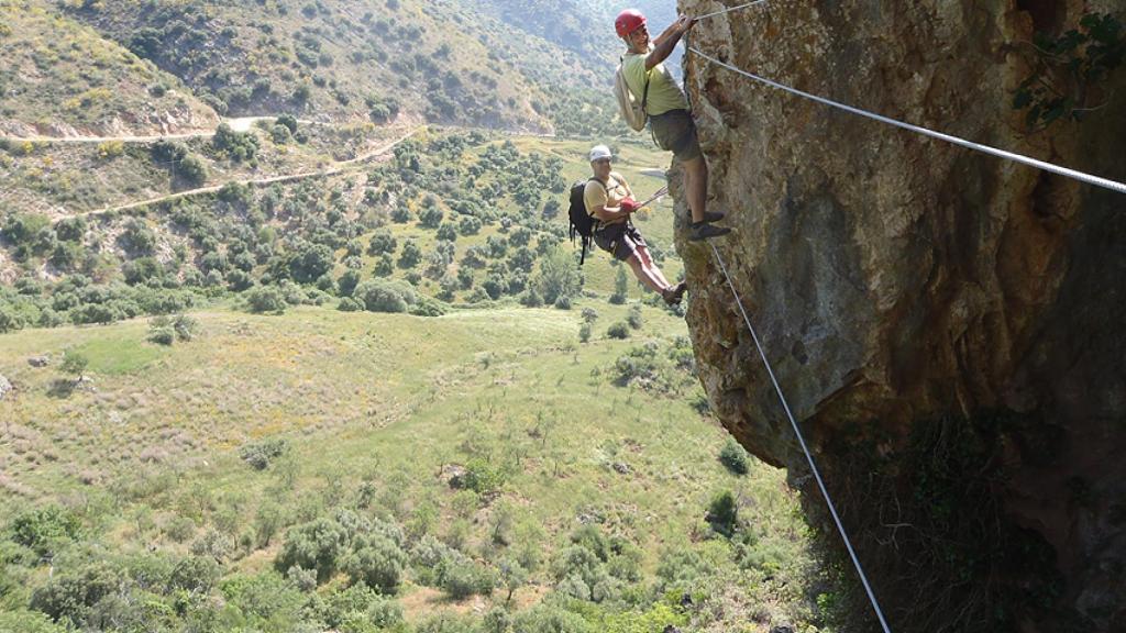 La escalada es un deporte para todo aquel que quiera subir y bajar grandes peñascos.