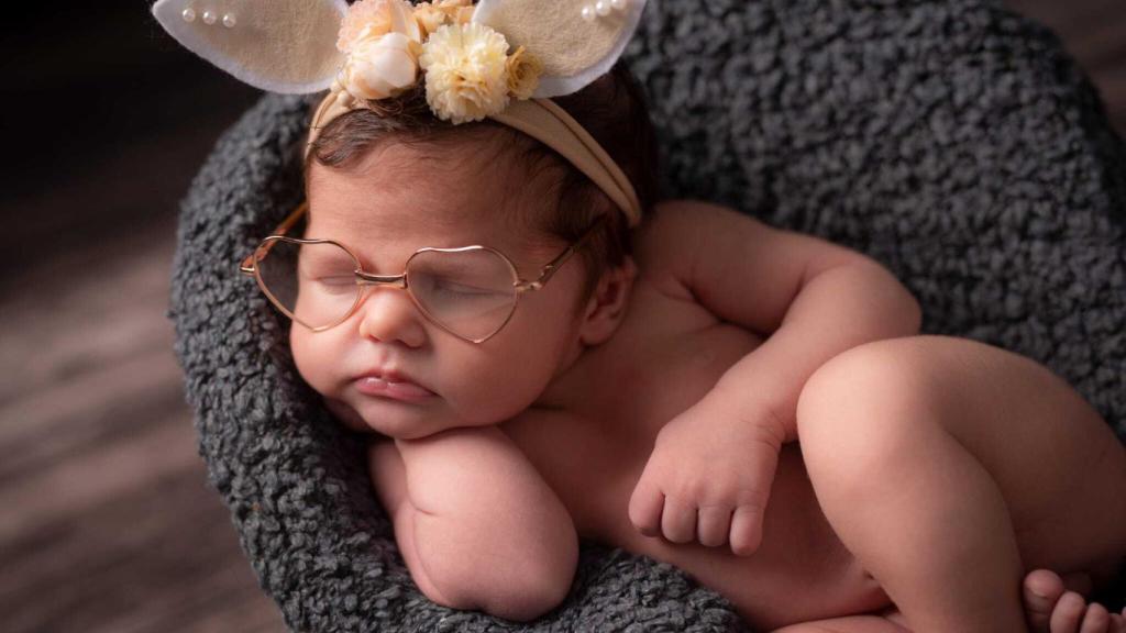 La pequeña Málaga posando con unas gafas.