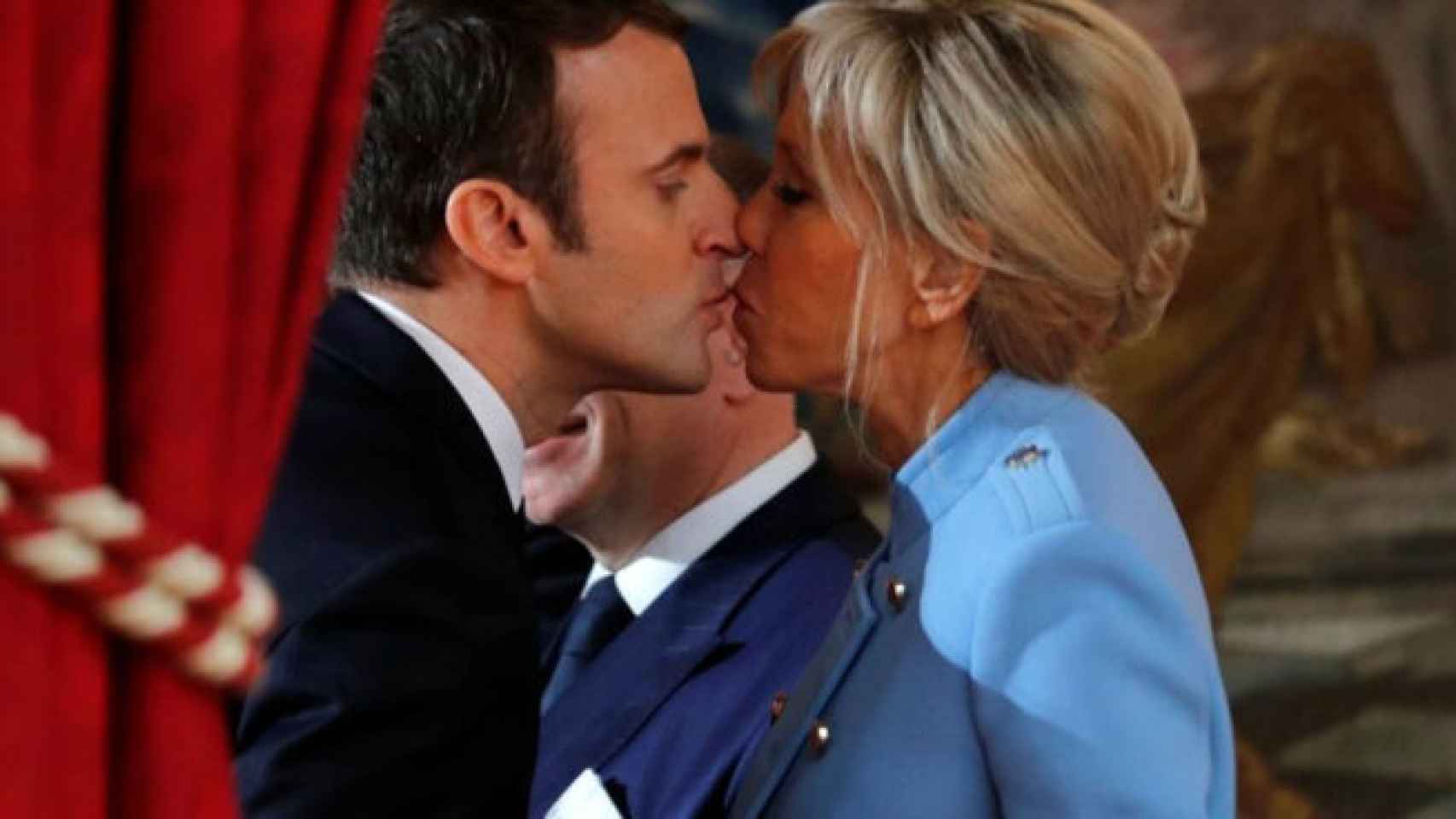 El beso de Macron con la primera dama Brigitte. EFE.