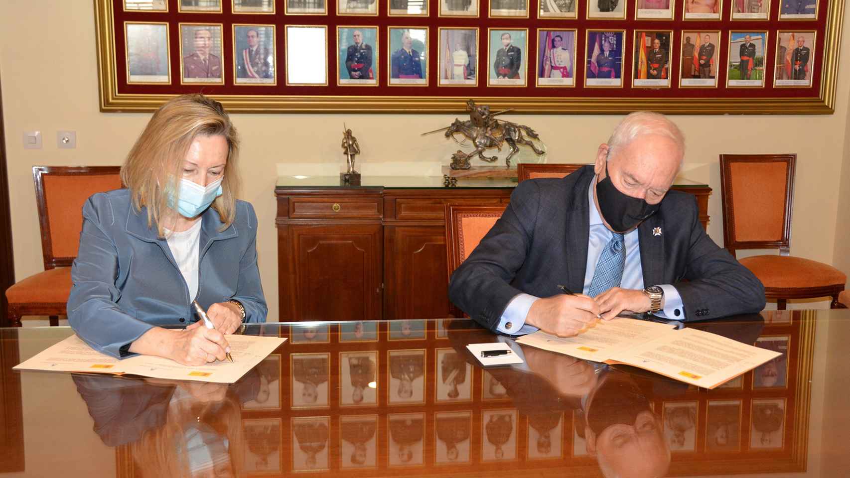 Momento de la firma del convenio de colaboración entre el Ministerio de Defensa y el Consejo General de Enfermería.