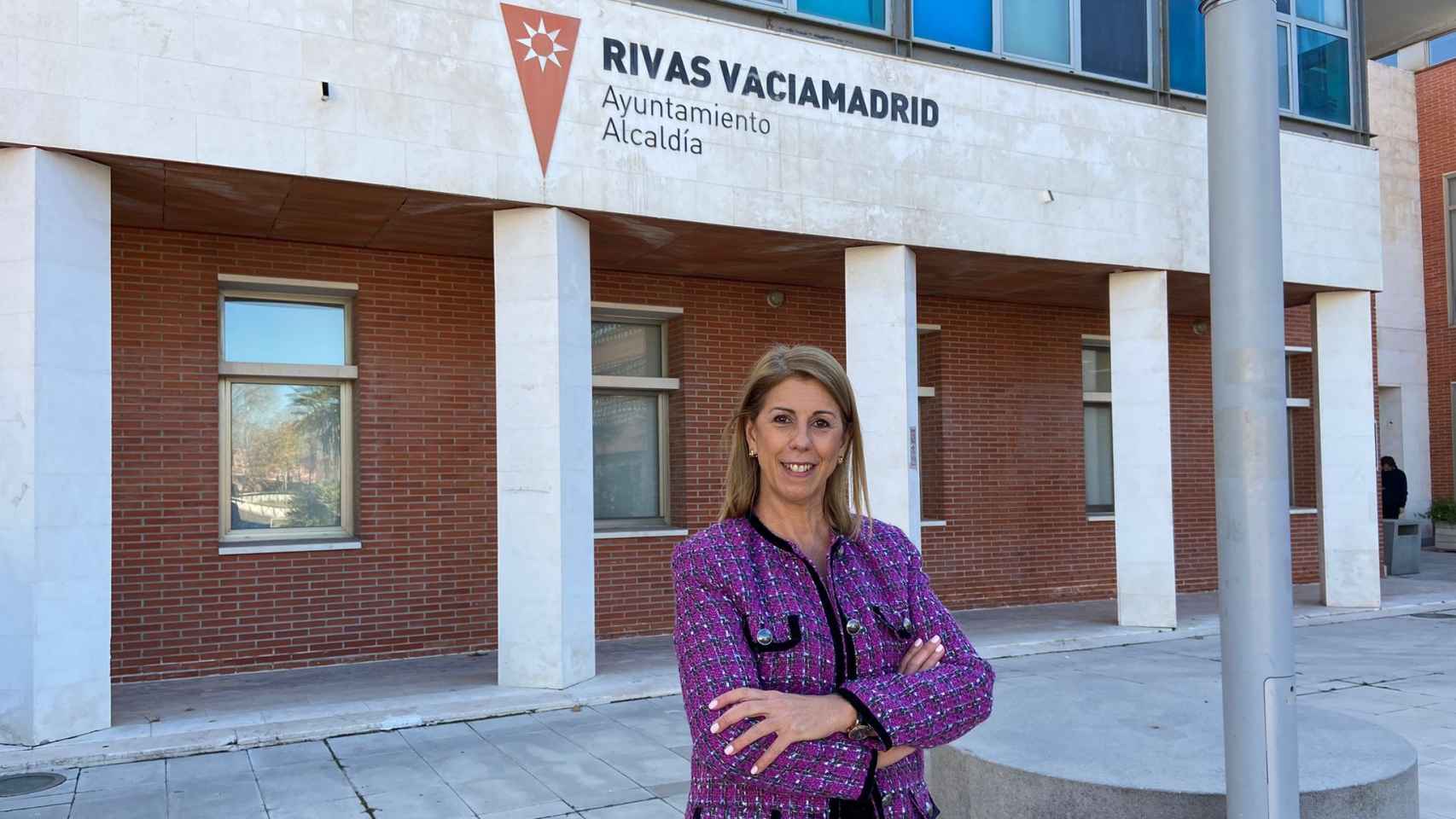 La portavoz del Partido Popular en Rivas, Janette Novo, posa para EL ESPAÑOL frente al Ayuntamiento.