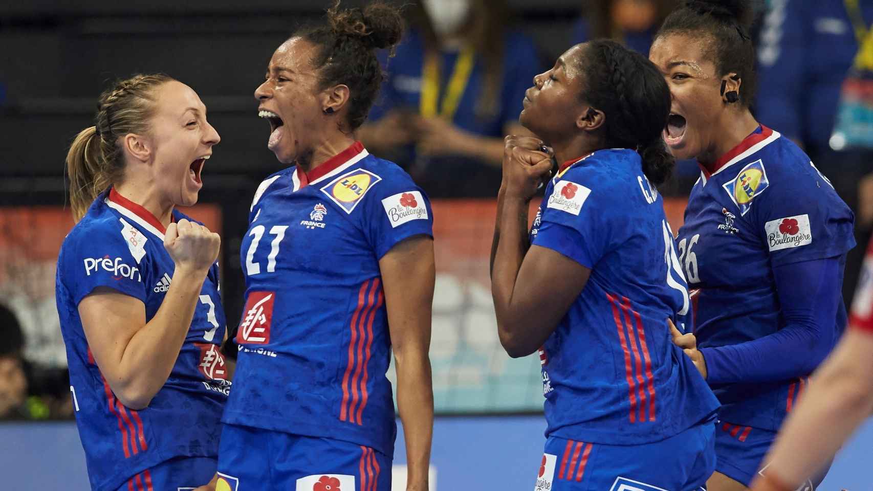 La selección francesa celebra el triunfo en las semifinales del Mundial de balonmano tras vencer a Dinamarca.