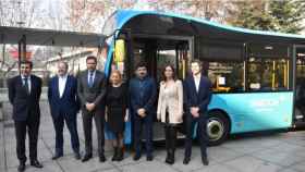 Andrew Palmer, entonces CEO de Switch Mobility, junto a las autoridades de Castilla y León el día de la presentación del proyecto en Valladolid