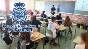 Un Policía Nacional da una charla en un instituto de la provincia de Alicante.