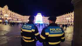 Dos policías durante su jornada en Salamanca