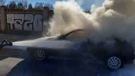 Imagen del vehículo en llamas