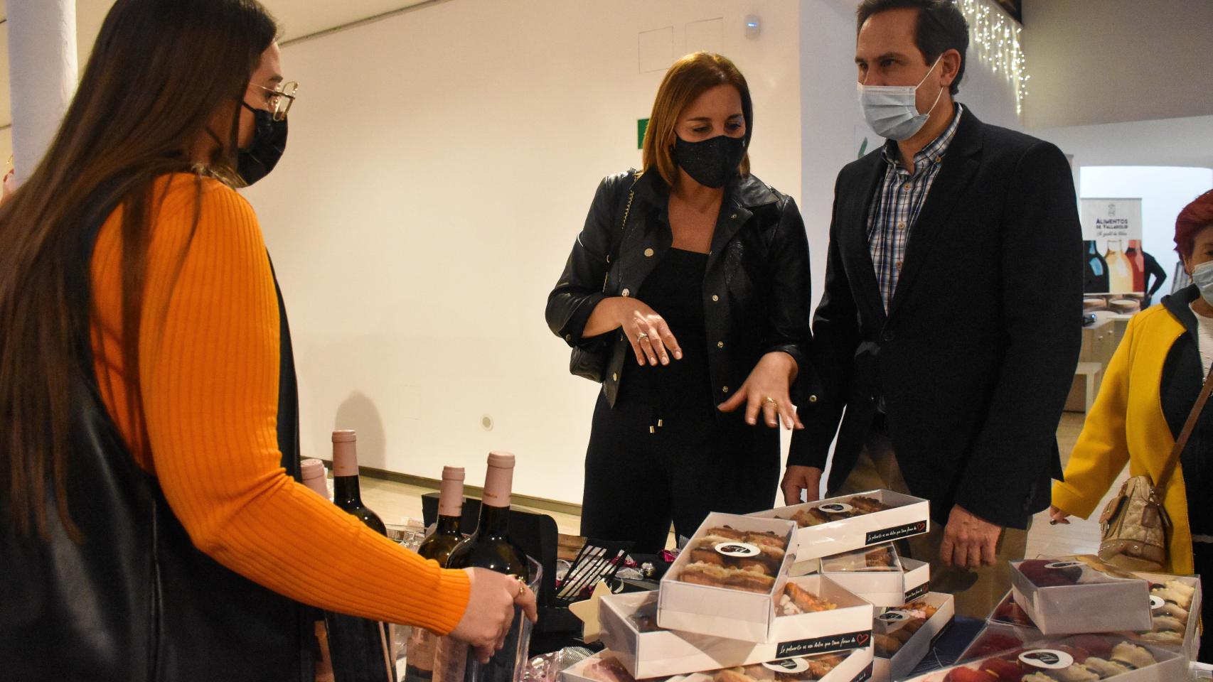 Inmaculada Toledano, diputada de Consumo y Promoción Agroalimentaria, junto a Mario de Fuentes, de Vox, visitan el Mercado Navideño de la Diputación de Valladolid