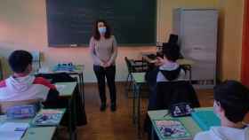 Una profesora durante una clase de francés