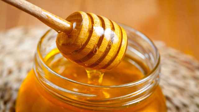 Imagen de archivo de un tarro con miel.