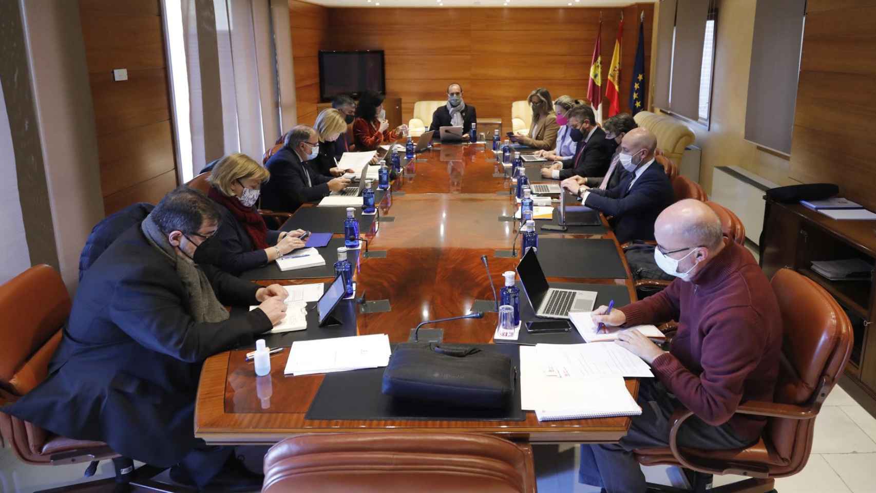 Mesa de las Cortes de Castilla-La Mancha. Foto: EP / Carmen Toldos