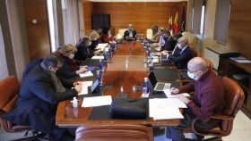 Mesa de las Cortes de Castilla-La Mancha. Foto: EP / Carmen Toldos