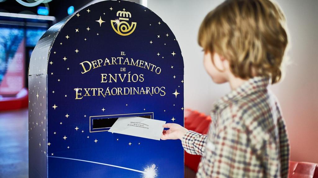 Un niño enviando su carta a los Reyes.