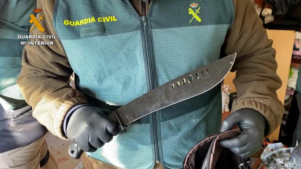 Uno de los machetes que la Guardia Civil incautó al peligroso delincuente.