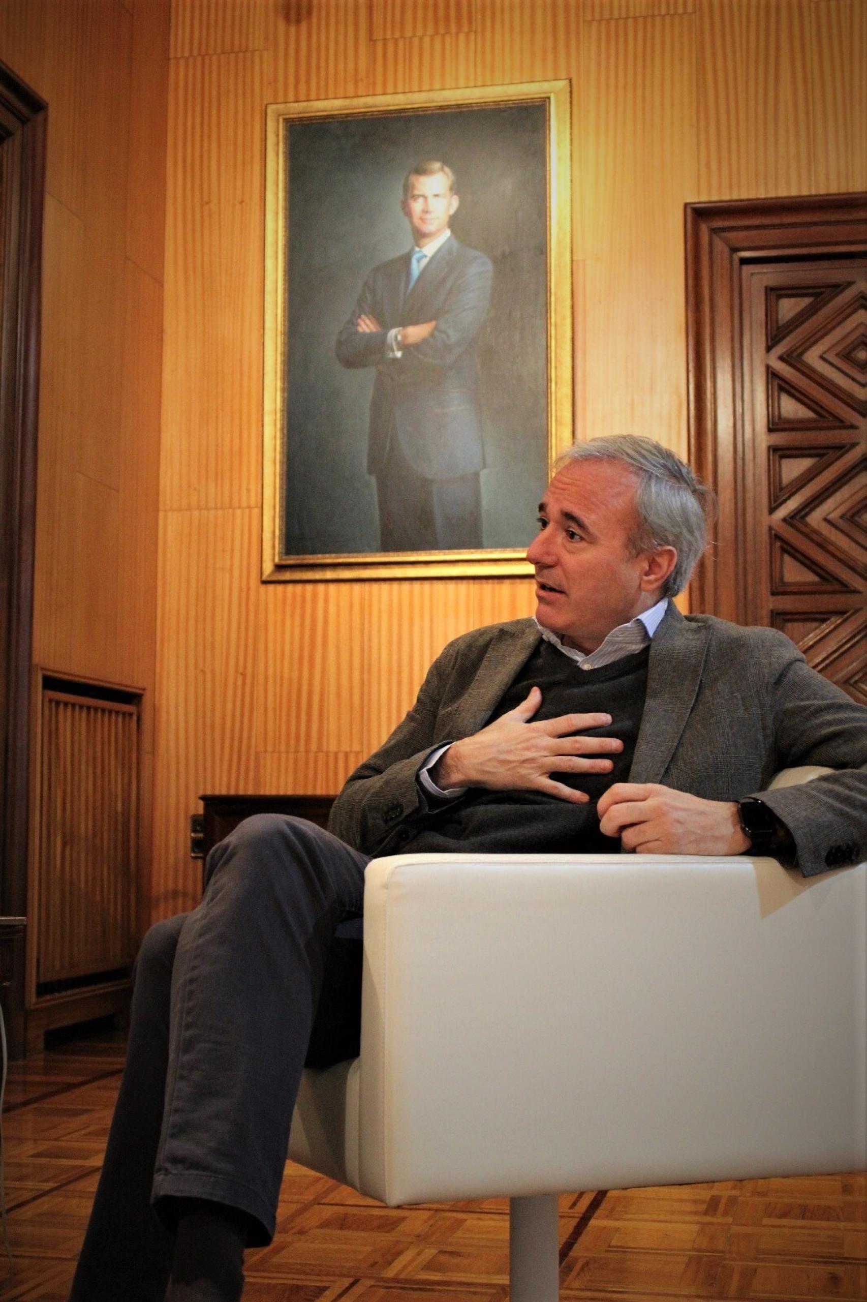 Un retrato del Rey Felipe VI preside el despacho del alcalde de Zaragoza, Jorge Azcón.