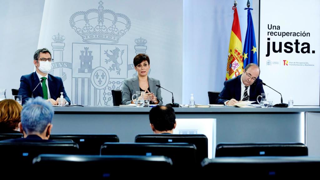 La portavoz del Gobierno, Isabel Rodríguez, entre Félix Bolaños y Miquel Iceta, en la sala de prensa de Moncloa.