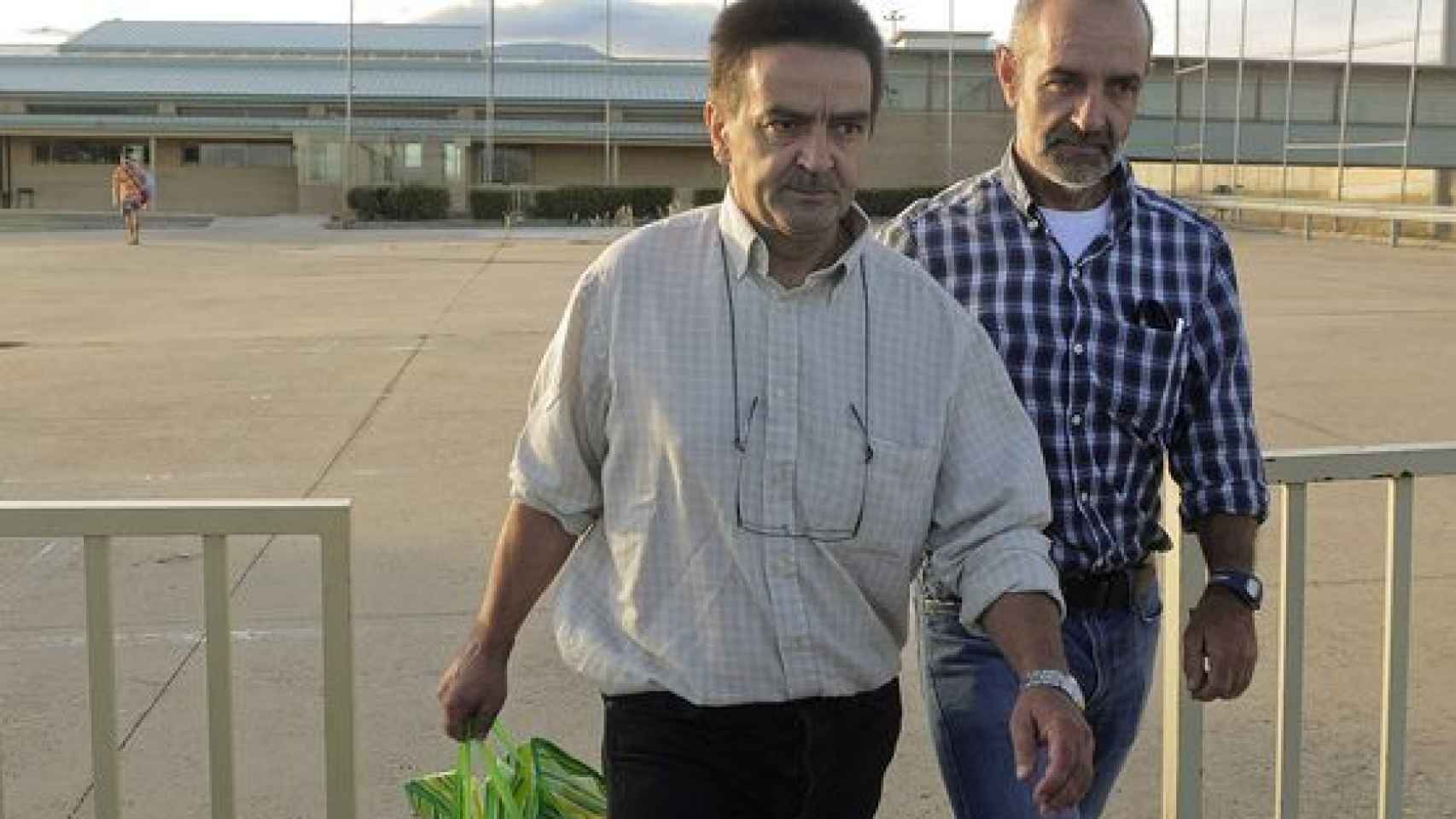 El exdirigente de ETA Ignacio Gracia Arregi, 'Iñaki de Rentería', a su salida de la cárcel de Soto del Real.