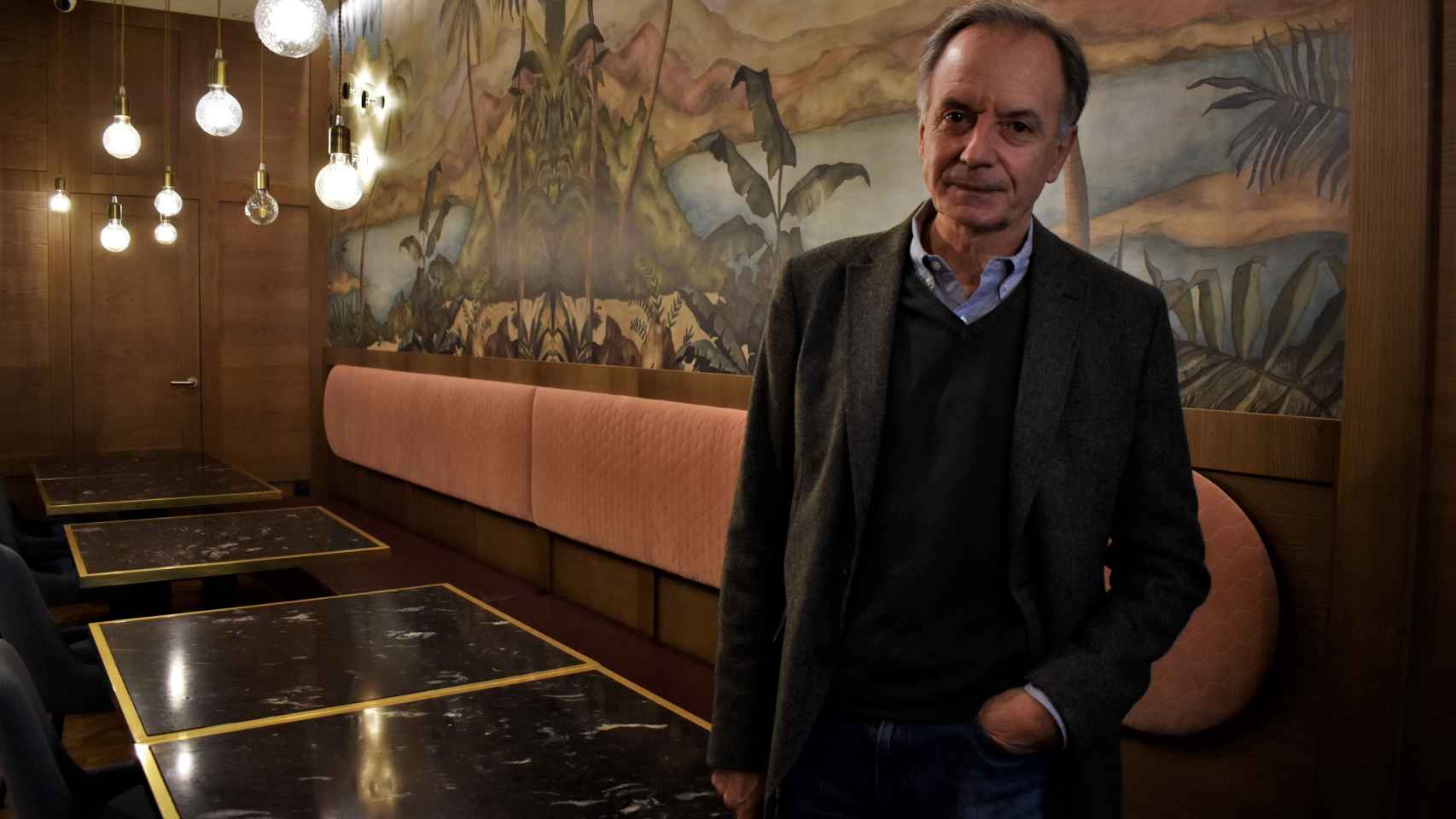 El escritor Antonio Soler en la cafetería del Hotel Molina Lario.