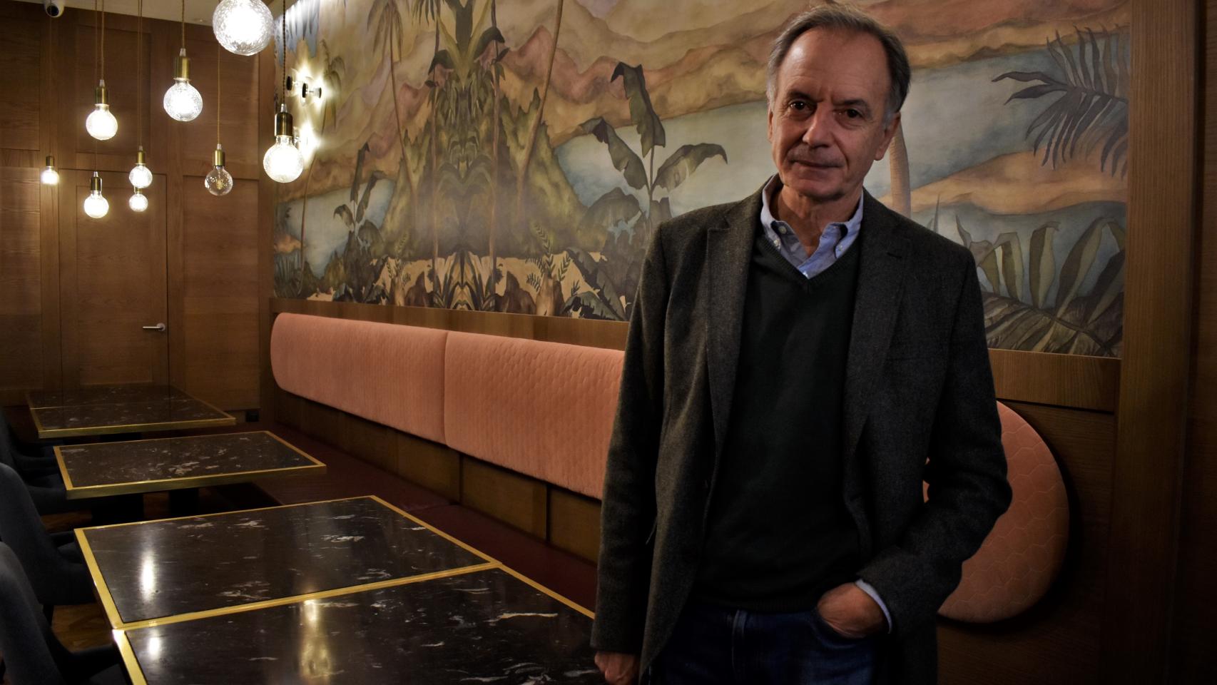 El escritor Antonio Soler ( Málaga, 1956) posa en la cafetería del Hotel Molina Lario.