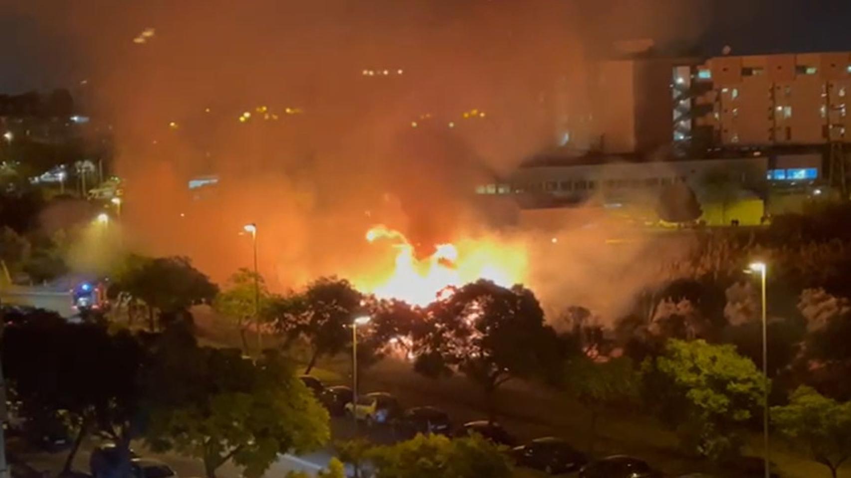 Un gran incendio en un cañaveral sorprendió anoche a los vecinos del entorno del Hospital Clínico.