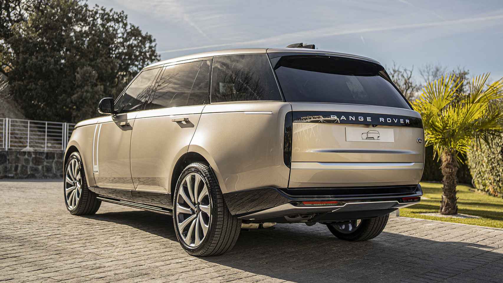 En una siguiente etapa el Range Rover vendrá con una versión 100% eléctrica.
