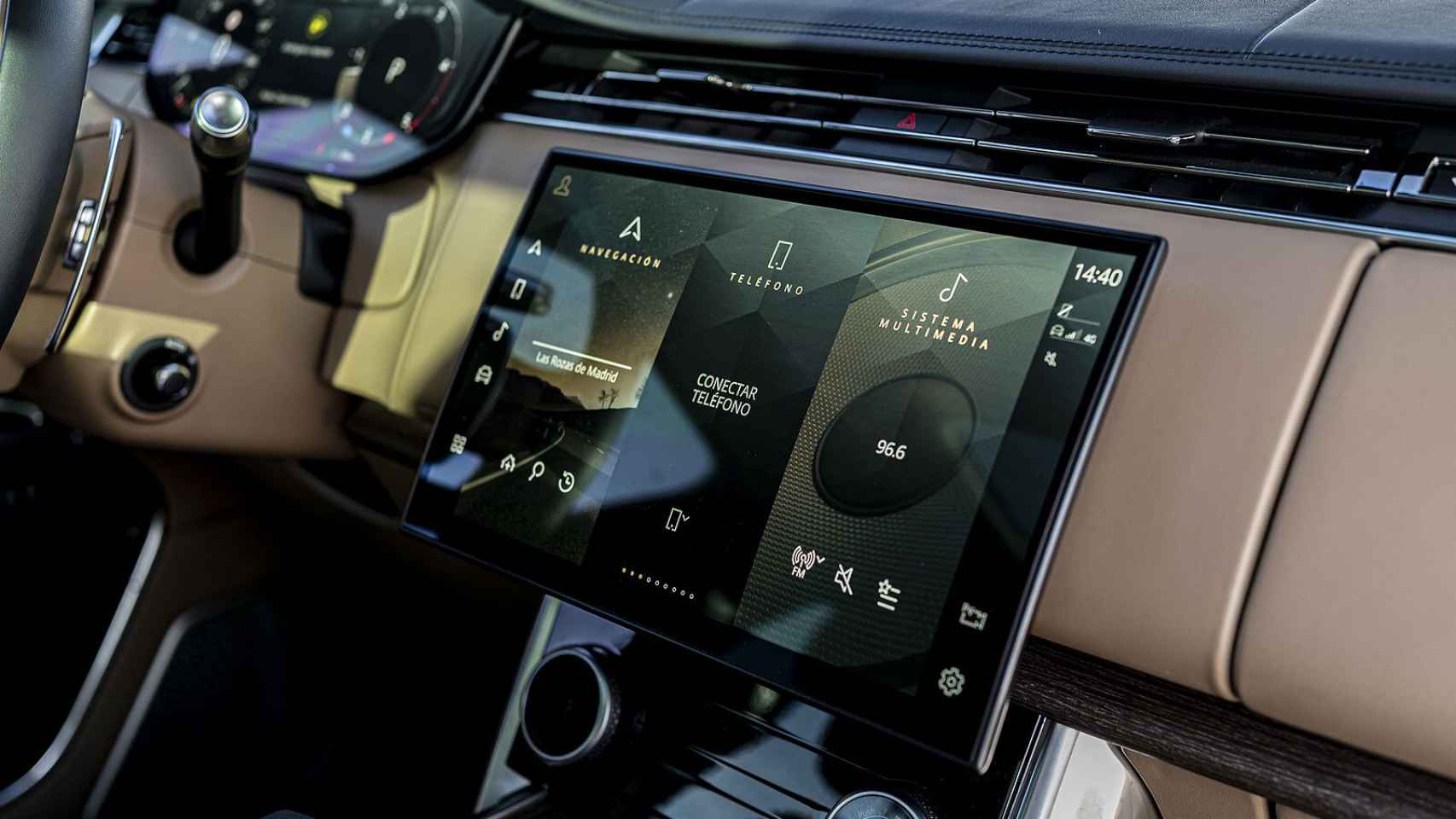 Imagen de las pantallas centrales del Range Rover.