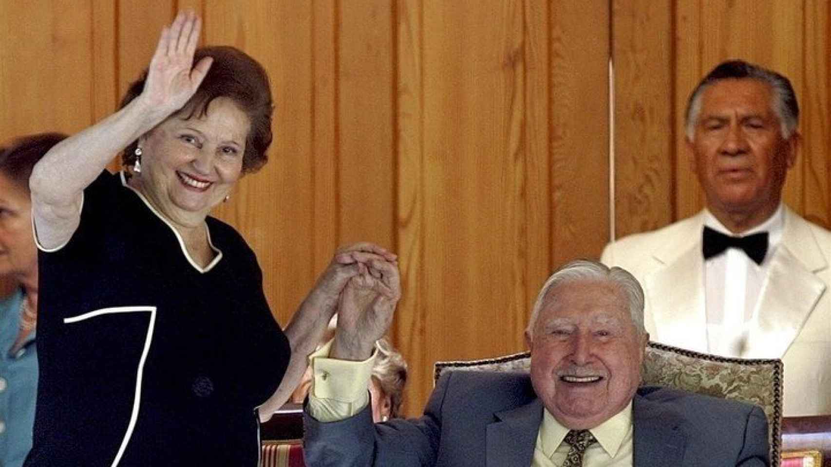 Lucía Hiriart junto a Augusto Pinochet en una imagen de archivo de 2006.