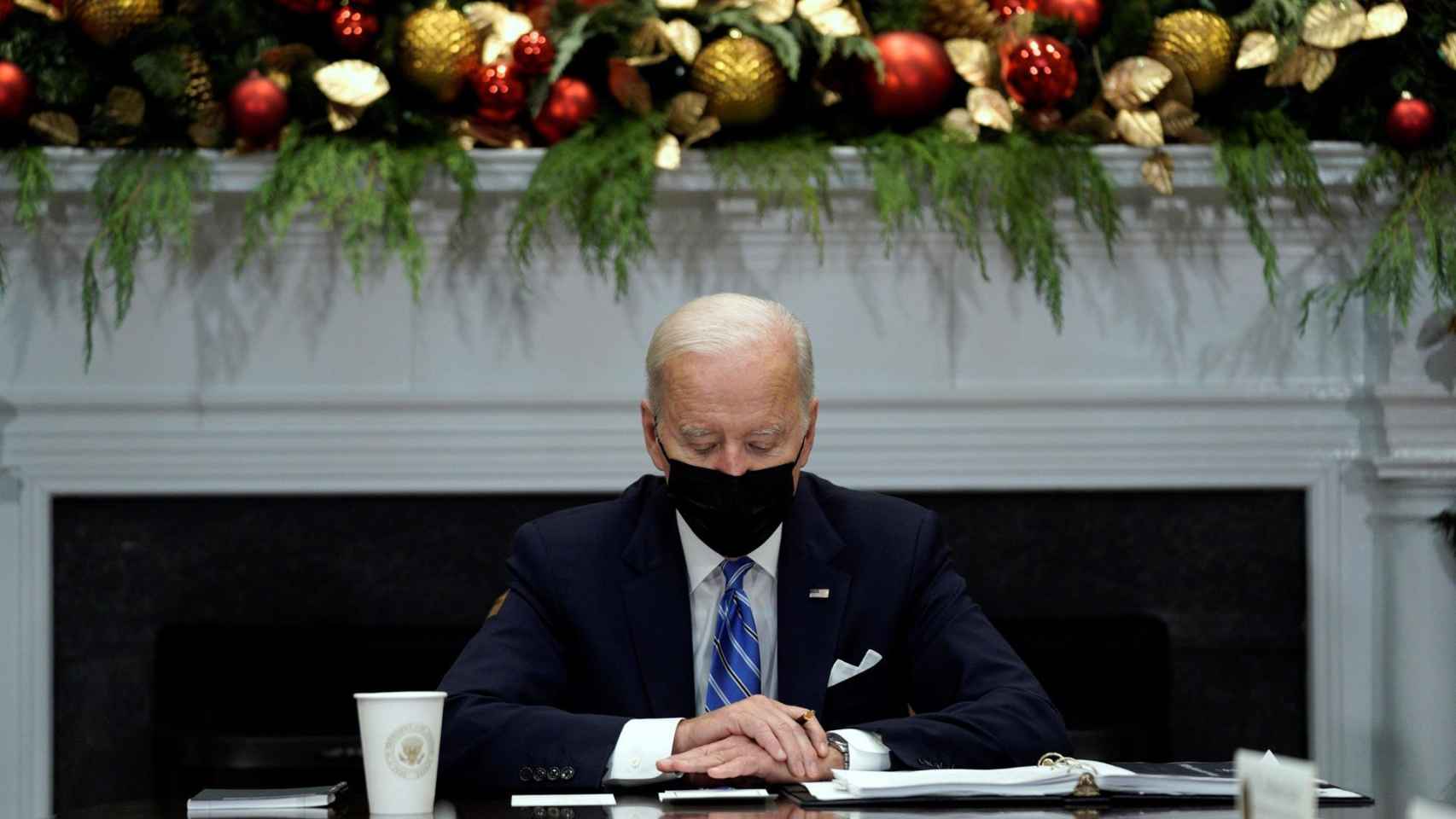 Joe Biden en la reunión con el equipo de respuesta para la Covid.