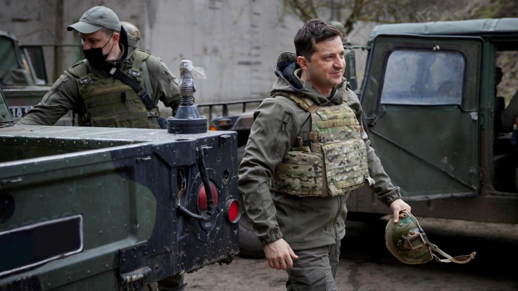 El presidente ucraniano, Volodymyr Zelenskiy, visita el frente en la región del Donbás.
