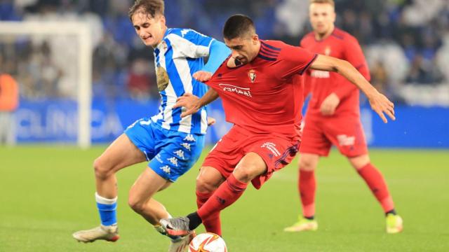 Noel pelea la pelota ante un defensa de Osasuna