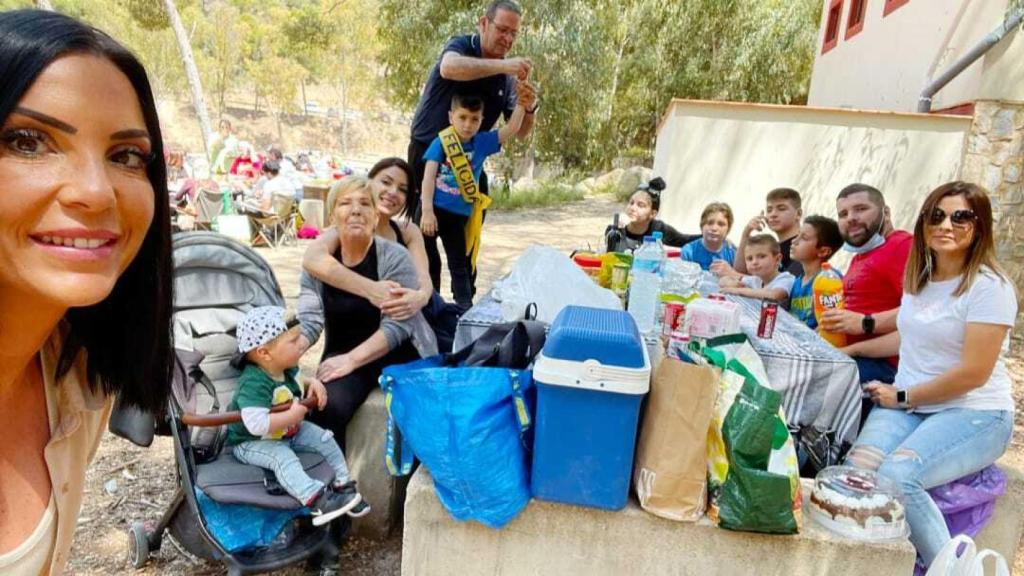 Sara, la vecina de Alcantarilla ingresada en la UCI por una lipoescultura, pasando el día junto a su familia.