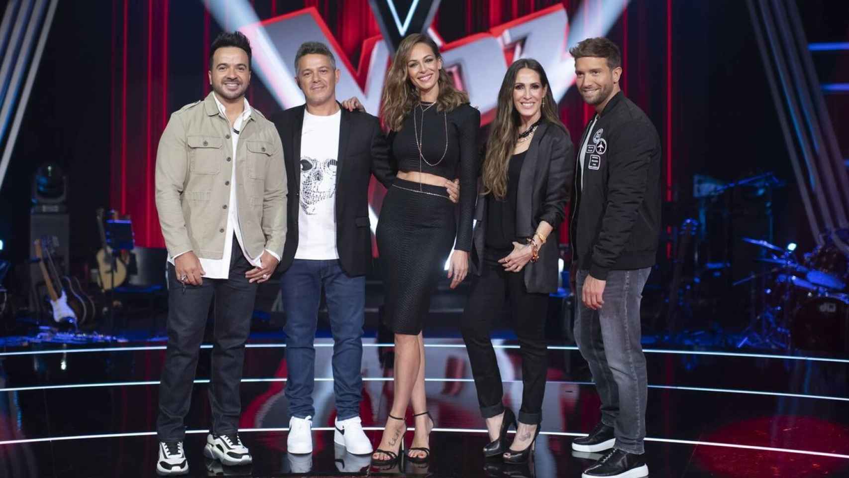 Luis Fonsi, Alejandro Sanz, Pablo Alborán y Malú, los cuatro 'coach' de la octava edición de 'La Voz' junto a Eva González.