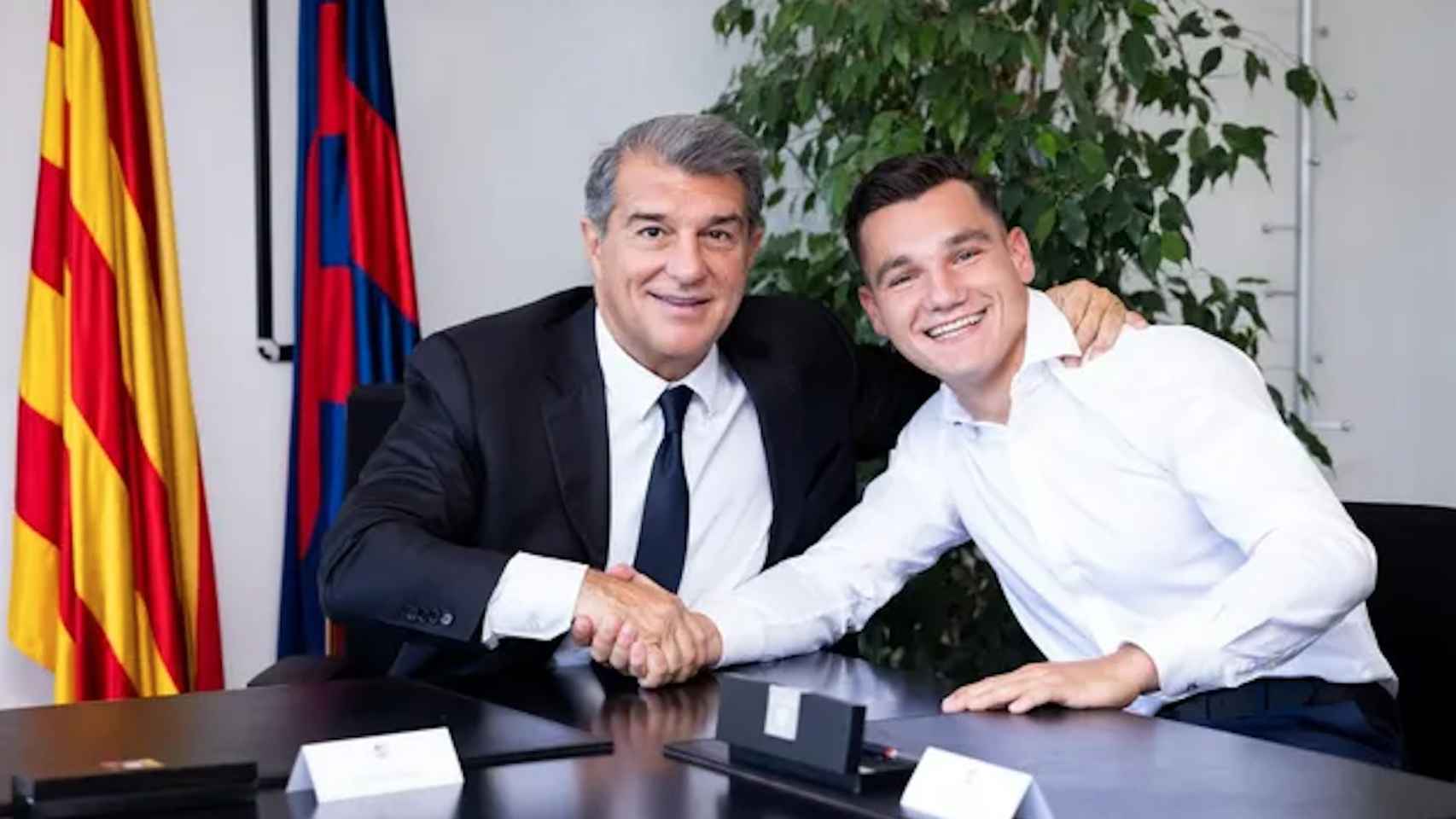 Ferran Jutglà, firmando su contrato con el Barça junto a Joan Laporta