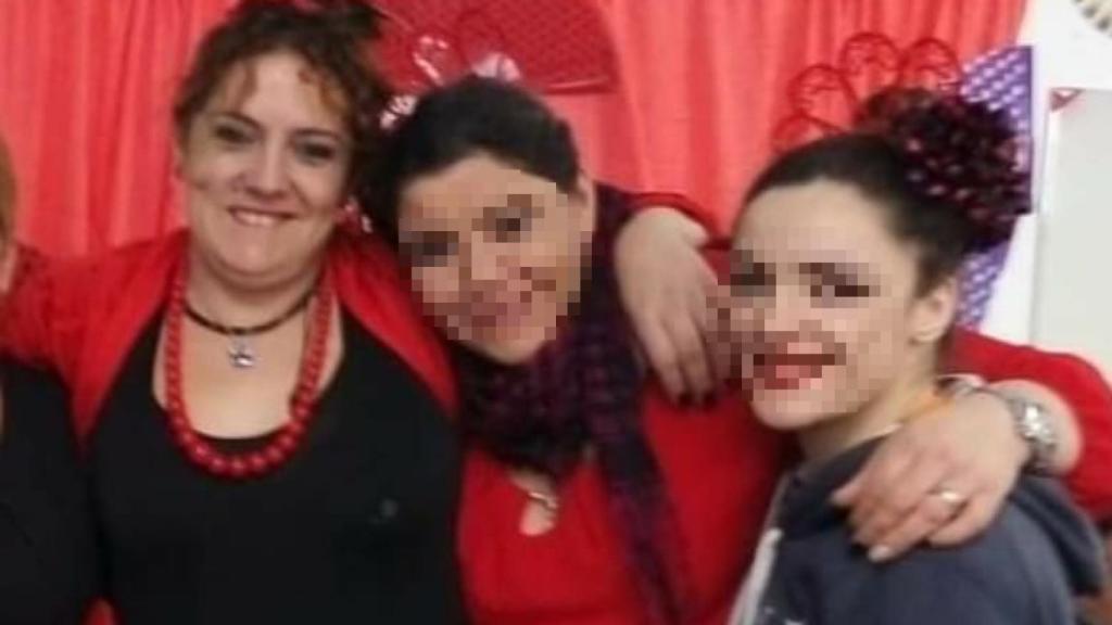 Eva (izquierda) junto a su hermana y la mayor de sus hijas.