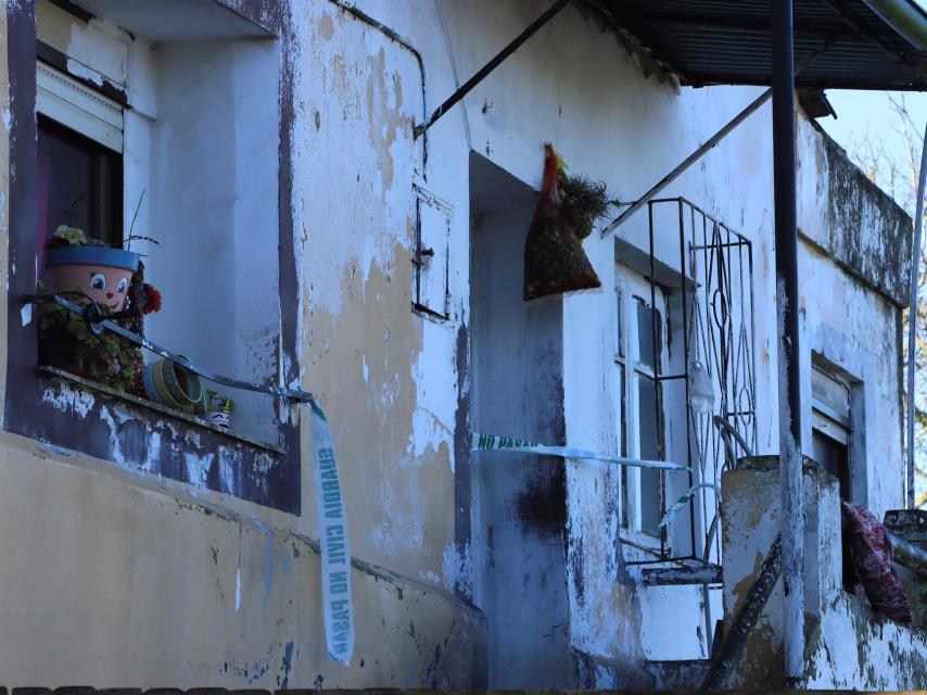 Fachada de la casa de Eva, precintada por la Guardia Civil.