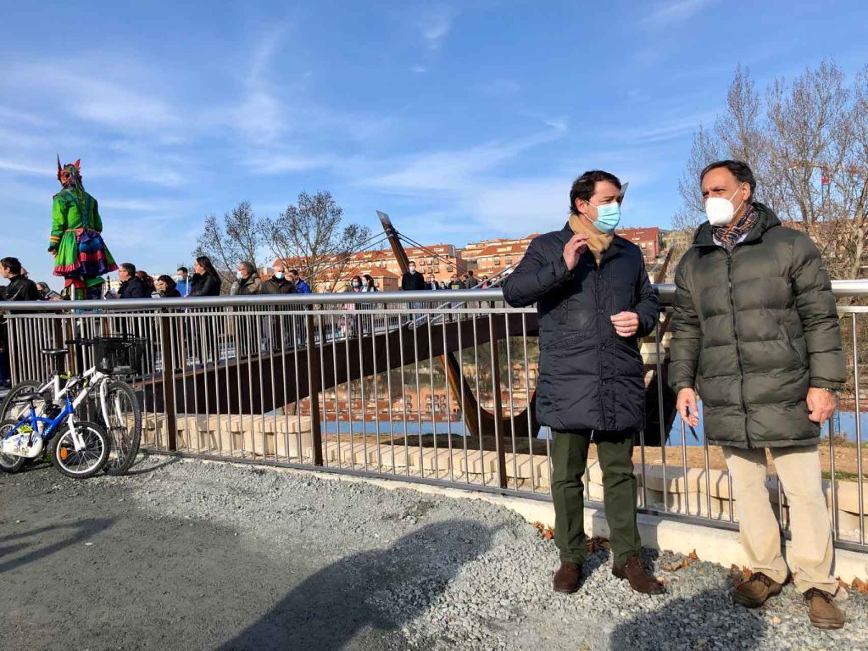 Fernández Mañueco acompaña al alcalde de Salamanca en la apertura de la pasarela