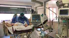 Dos sanitarias atienden a un paciente en la UCI de un Hospital