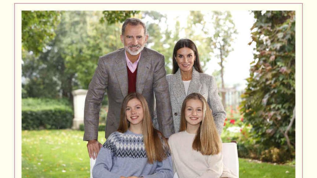 Los reyes de España, Felipe VI y Letizia, junto a sus hijas, la princesa Leonor y la infanta Sofía en la felicitación navideña.