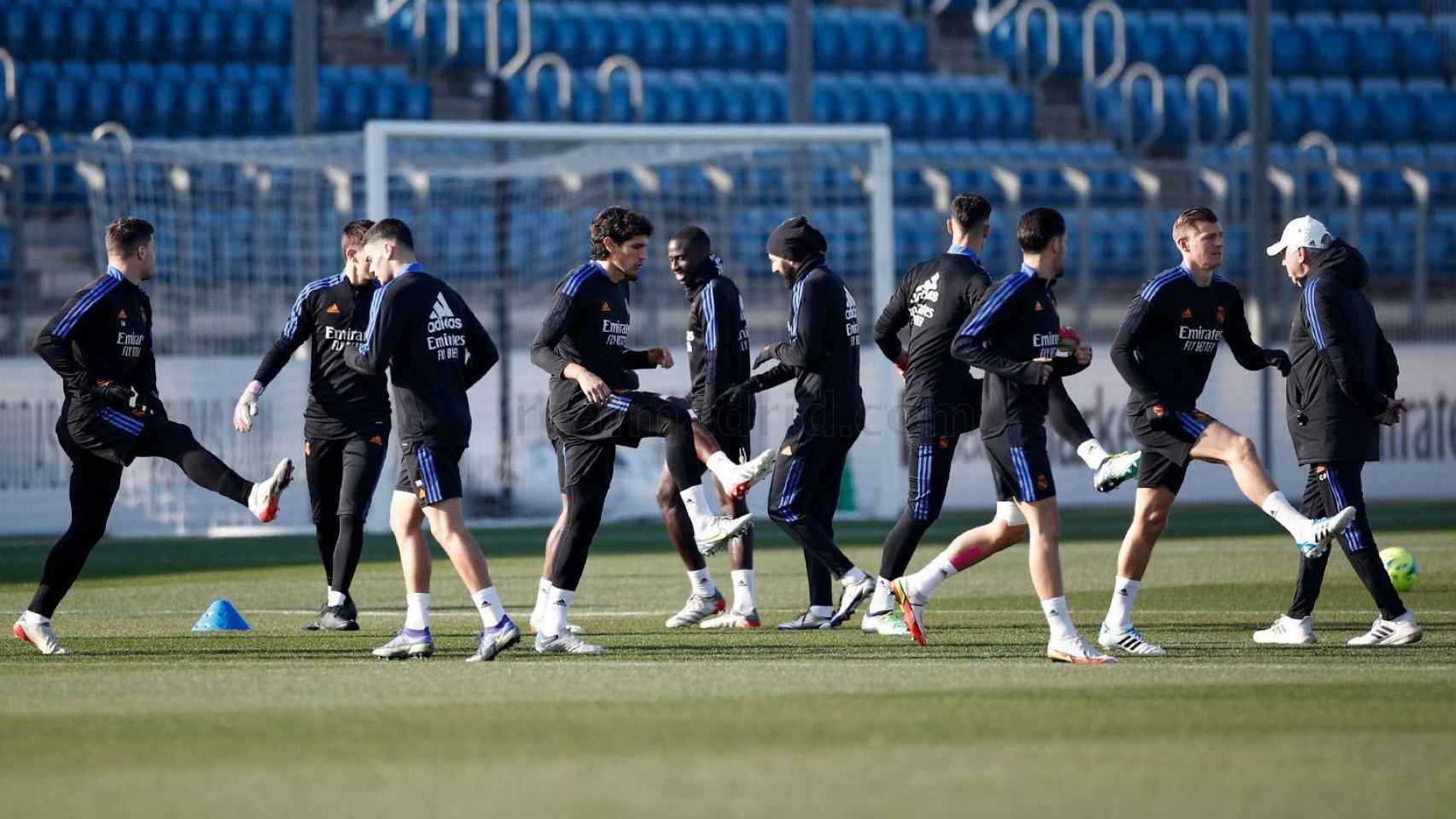 Carlo Ancelotti dirige un entrenamiento del Real Madrid