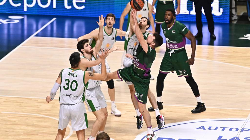 Jonathan Barreiro trata de anotar una canasta ante el Joventut.