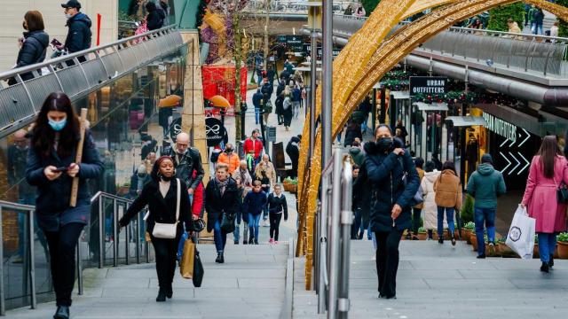 Varias personas en un centro comercial de Rotterdam (Países Bajos).