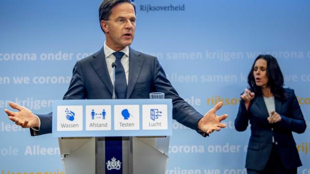 El primer ministro neerlandés, Mark Rutte, durante la rueda de prensa de este sábado anunciando el confinamiento.