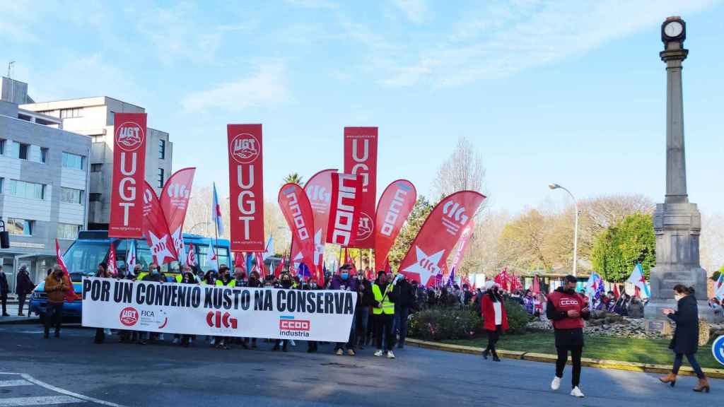 Trabajadores del sector conservero se manifiestan en Vilagarcía de Arousa (Pontevedra).