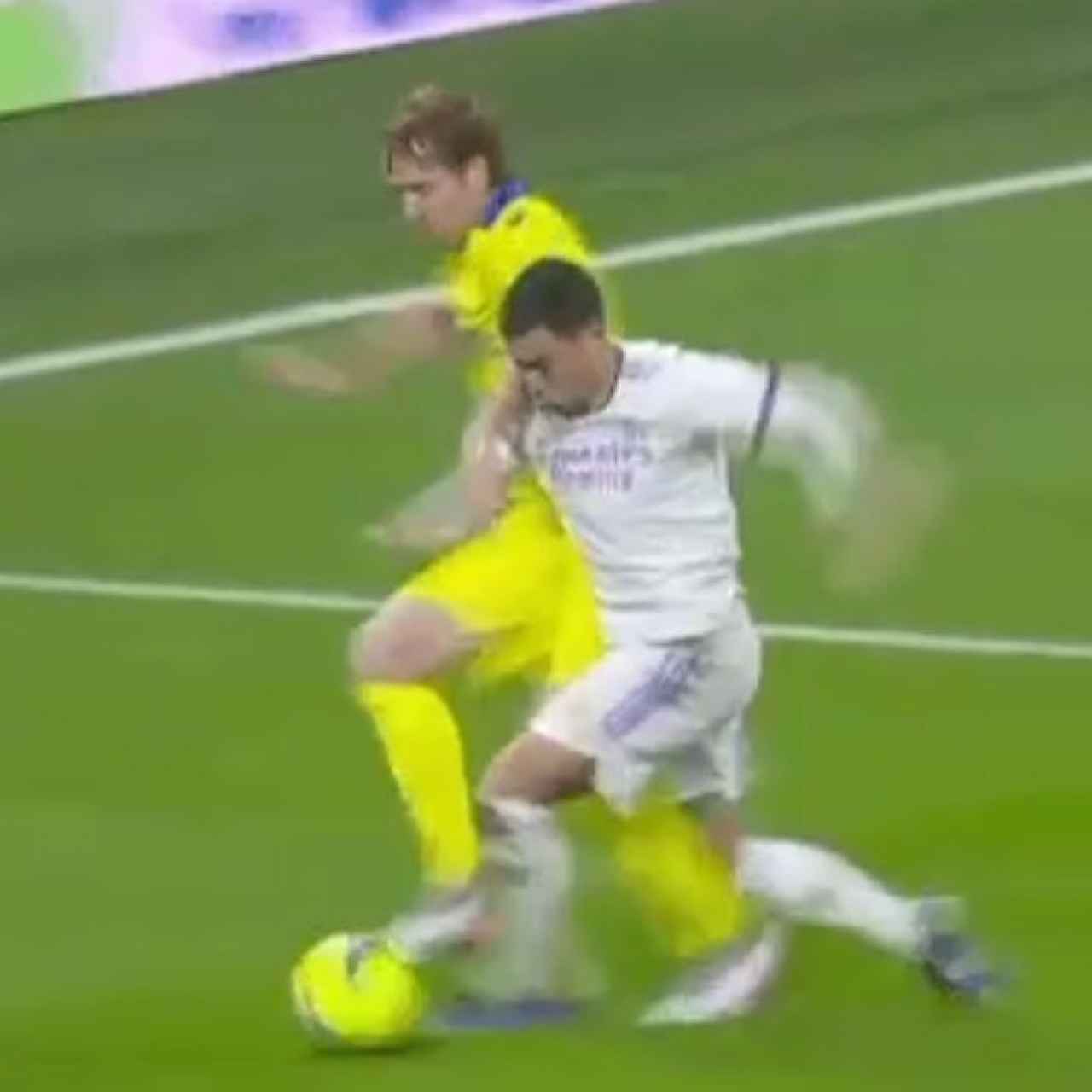 El penalti de Alex Fernández a Eden Hazard durante el Real Madrid - Cádiz CF.
