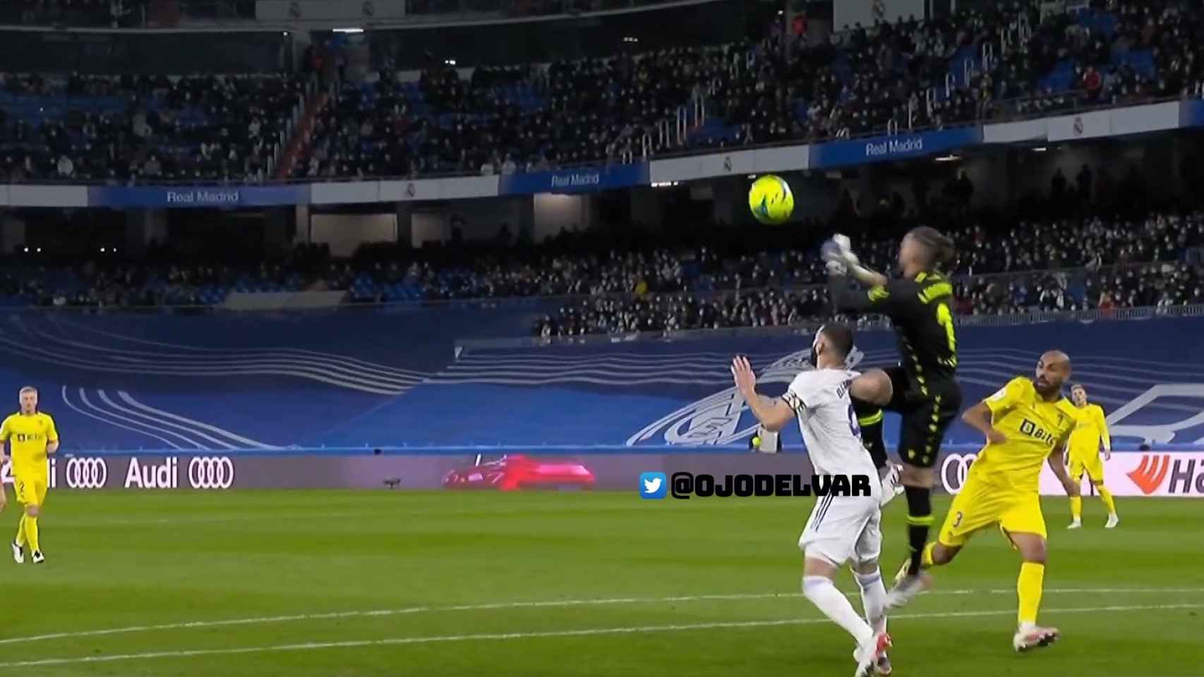 El rodillazo de 'Conan' Ledesma sobre Karim Benzema en el Real Madrid - Cádiz CF.