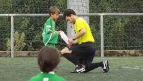 Lucas Vicente Vidal, árbitro fallecido, ayudando a un niño a atarse los cordones durante un partido