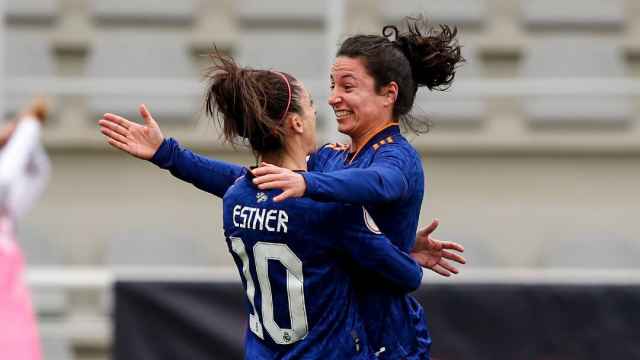 Esther González e Ivana Robles celebran un gol del Real Madrid Femenino
