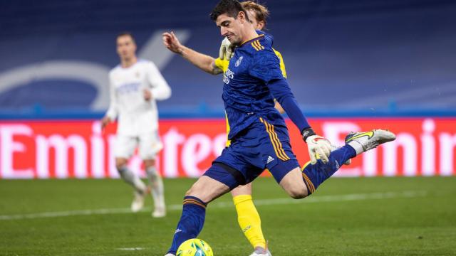 Thibaut Courtois despeja un balón ante el Cádiz CF.