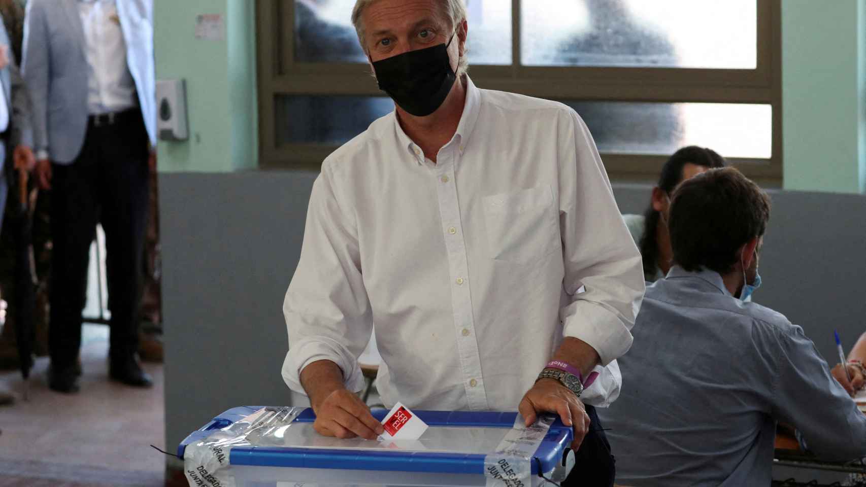 José Antonio Kast vota en un colegio electoral